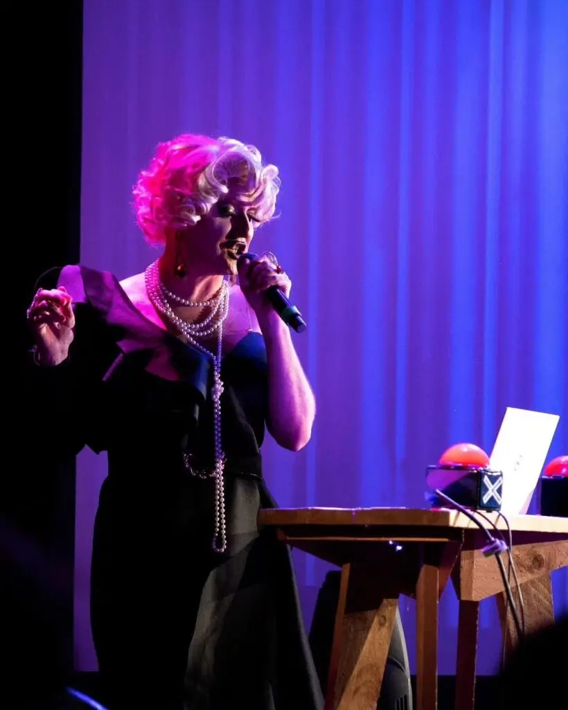 Jessica Triss, Drag Queen à Paris, au micro